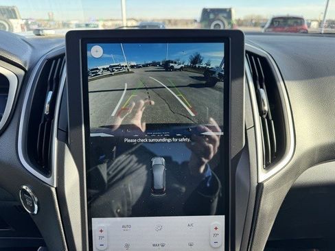 Used 2021 Ford Edge SE image 17