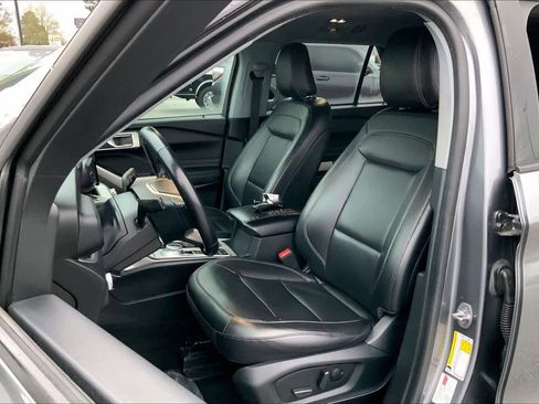 Certified 2022 Ford Explorer XLT w/ Equipment Group 202A image 7