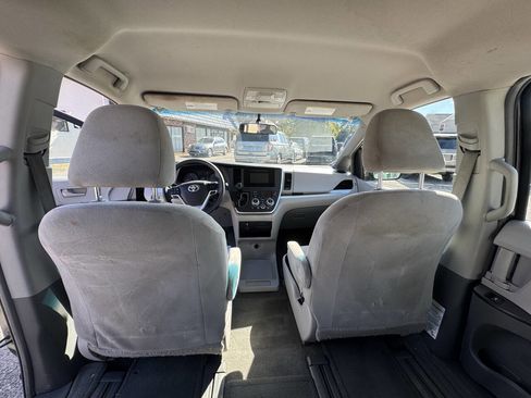 Used 2015 Toyota Sienna L image 32