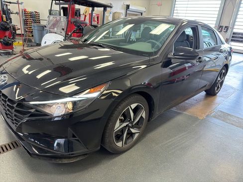 Used 2023 Hyundai Elantra SEL w/ Convenience Package image 5
