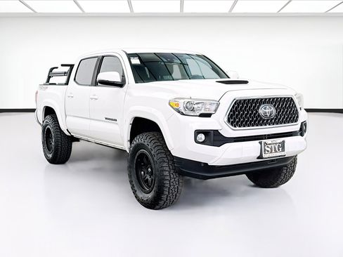 Used 2019 Toyota Tacoma TRD Sport AWD/4WD image 3