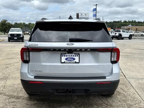New 2026 Ford Explorer Active RWD image 5