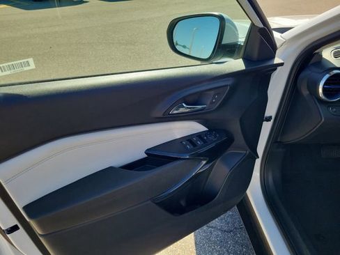 Certified 2025 Chevrolet Trax LT w/ LT Convenience Package image 16