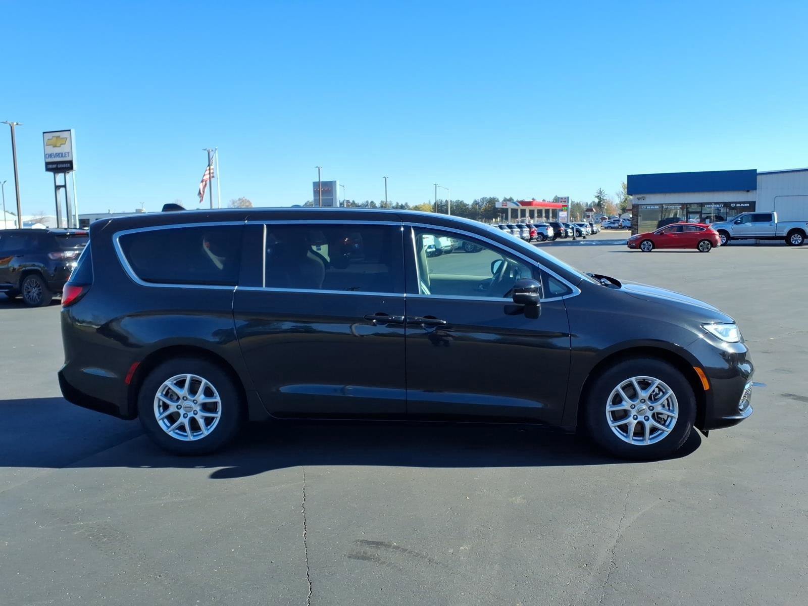Used 2023 Chrysler Pacifica Touring-L FWD image 7