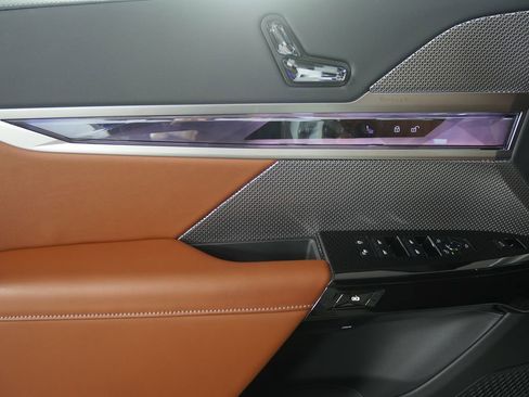 Certified 2025 BMW 740i image 8