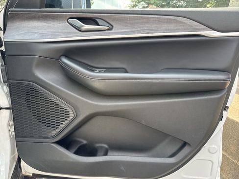 Used 2023 Jeep Grand Cherokee Limited image 58