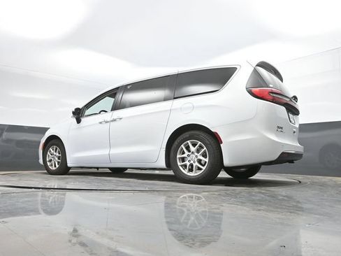 Used 2023 Chrysler Pacifica Touring-L FWD image 53