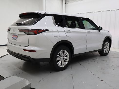 New 2026 Mitsubishi Outlander ES image 3