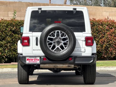 Used 2025 Jeep Wrangler Unlimited Sahara AWD/4WD image 5