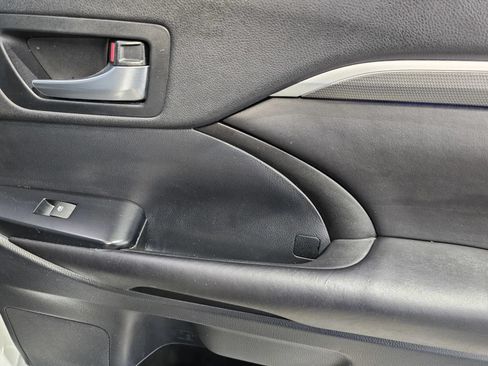 Used 2019 Toyota Highlander SE w/ Carpet Mat Package (TMS) FWD image 8