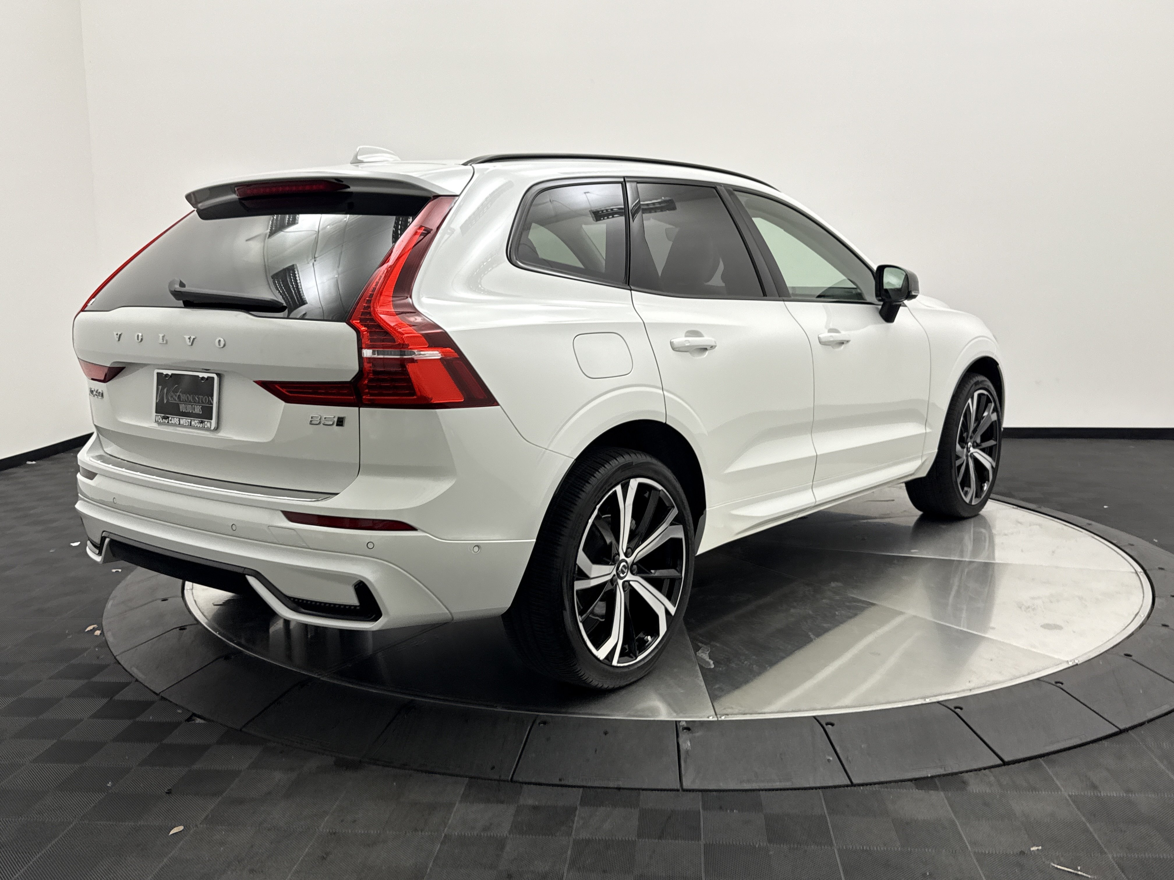 Used 2024 Volvo XC60 B5 Ultimate w/ Protection Package Premier AWD/4WD image 8