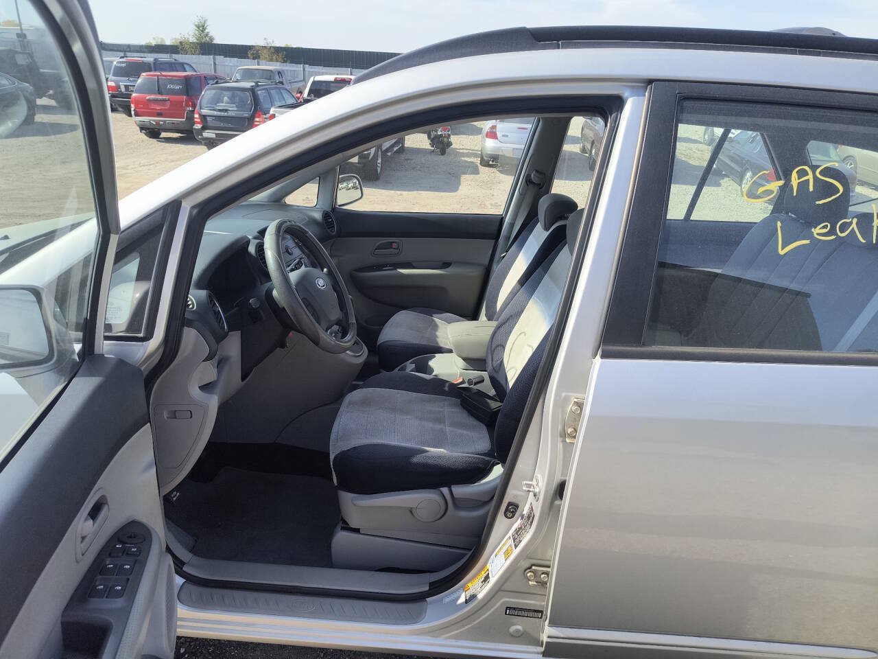 Used 2008 Kia Rondo FWD image 19