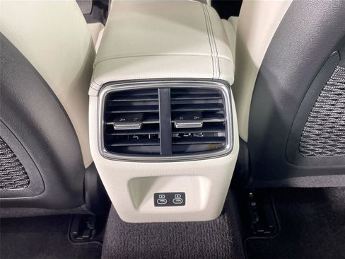 Used 2025 Genesis G70 2.5T image 25