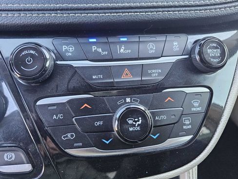 Used 2023 Chrysler Pacifica Limited w/ Uconnect Theater Family Group image 30