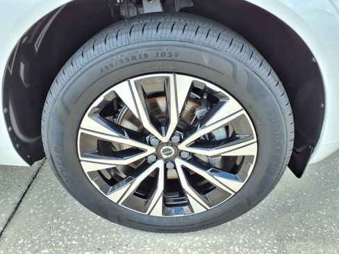 Certified 2023 Volvo XC60 B5 Plus w/ Protection Package Premier FWD image 9