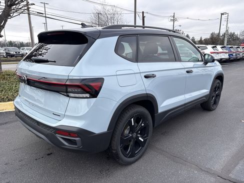 New 2026 Volkswagen Taos SE image 7