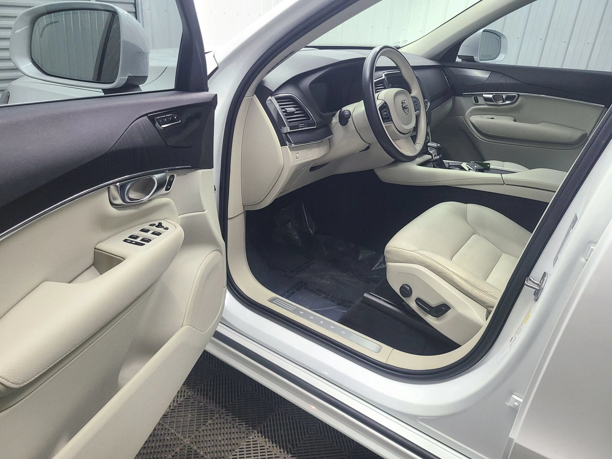 Used 2020 Volvo XC90 T6 Momentum AWD/4WD image 18