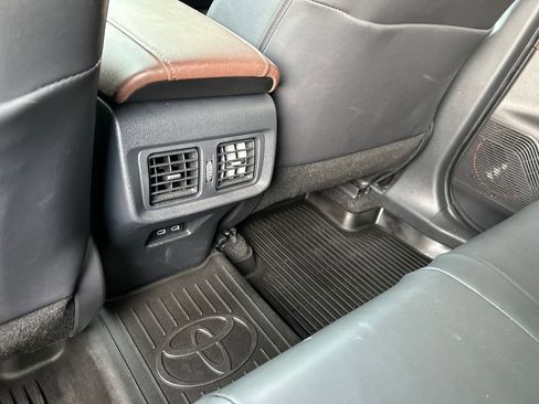 Used 2023 Toyota Venza XLE image 21