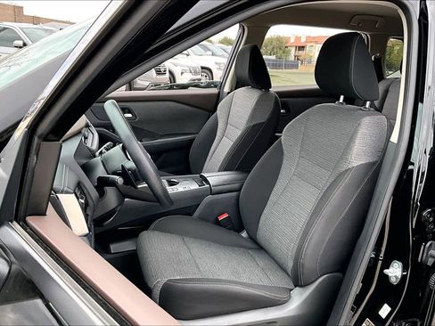 Used 2023 Nissan Rogue SV image 7