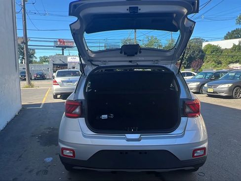 Used 2022 Hyundai Venue SE image 9