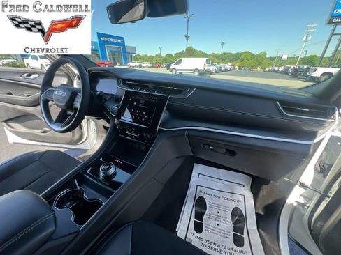 Used 2025 Jeep Grand Cherokee Altitude AWD/4WD image 34
