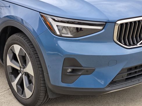 Used 2025 Volvo XC40 B5 Plus image 13