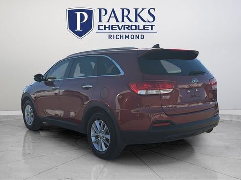 Used 2017 Kia Sorento LX w/ LX Convenience Package image 5