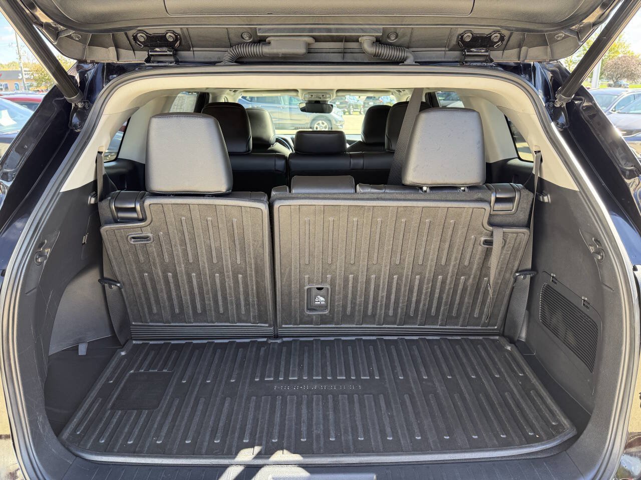 Used 2021 Toyota Highlander XLE AWD/4WD image 14