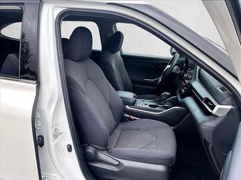 Used 2021 Toyota Highlander LE FWD image 9