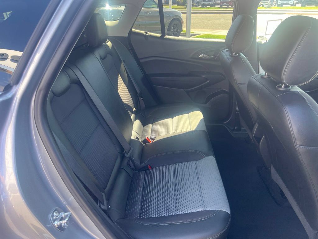 Used 2025 Chevrolet Trax LT w/ LT Convenience Package FWD image 30