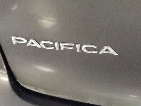 Used 2023 Chrysler Pacifica Touring-L FWD image 8