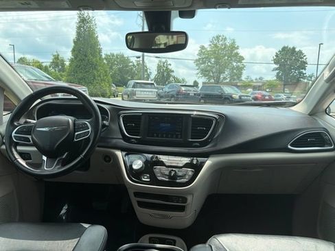 Used 2020 Chrysler Pacifica Touring-L FWD image 6