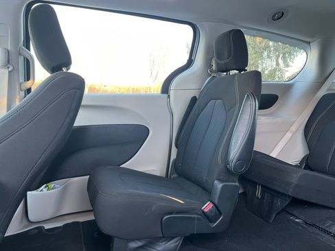 Used 2023 Chrysler Voyager LX image 25