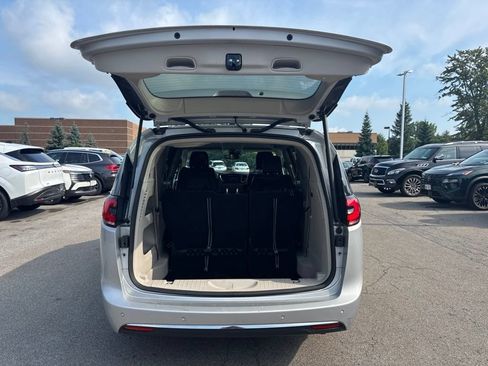 Used 2024 Chrysler Pacifica Touring-L FWD image 7