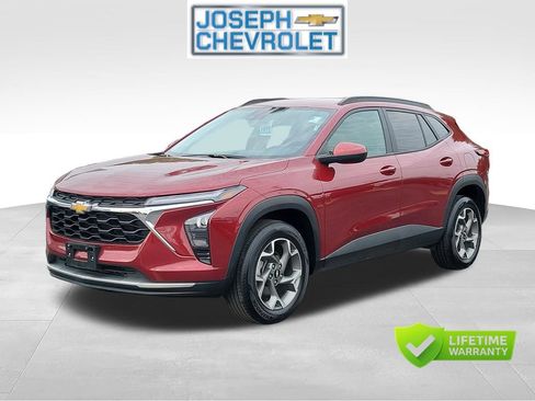 Used 2025 Chevrolet Trax LT FWD image 2