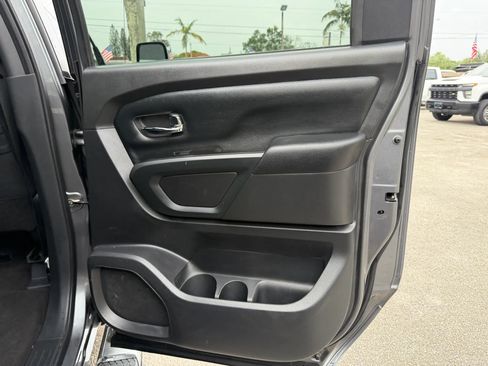 Used 2018 Nissan Titan SV w/ SV Convenience Package AWD/4WD image 16