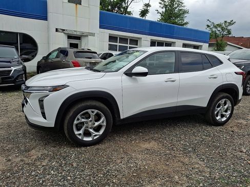 Used 2024 Chevrolet Trax LS w/ LS Convenience Package FWD image 4