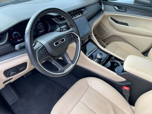 Used 2021 Jeep Grand Cherokee L Limited w/ Luxury Tech Group II image 4