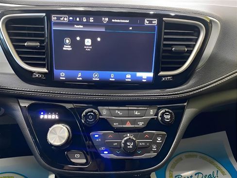 Used 2023 Chrysler Pacifica Touring FWD image 18