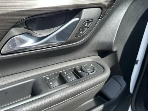 Used 2022 GMC Terrain SLE w/ Driver Convenience Package FWD image 4