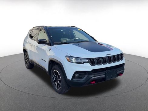 Used 2025 Jeep Compass Trailhawk AWD/4WD image 2