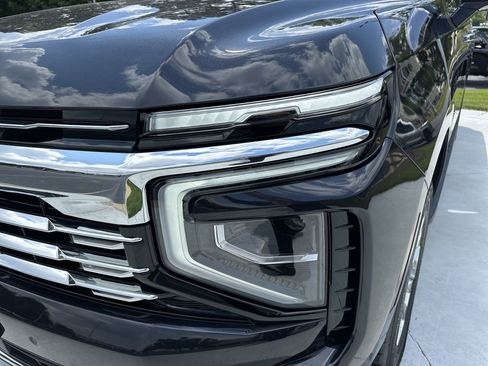 Used 2025 Chevrolet Suburban Premier RWD image 6
