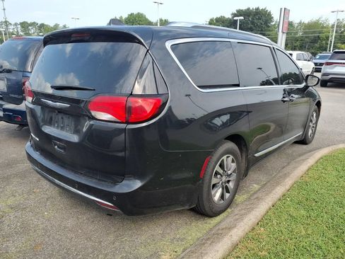 Used 2020 Chrysler Pacifica Touring-L Plus FWD image 2