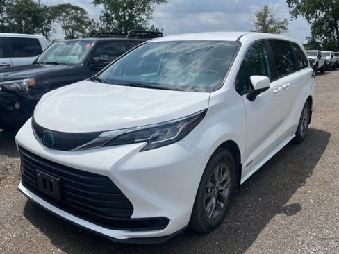 Used 2021 Toyota Sienna LE FWD image 2