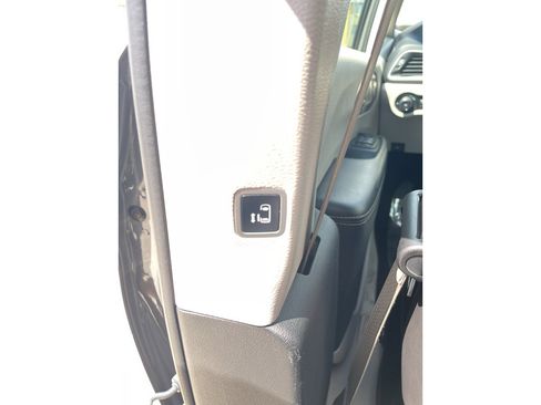 Used 2023 Chrysler Pacifica Touring-L image 14