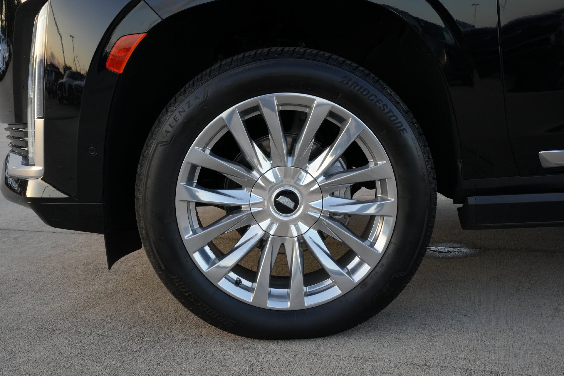 Used 2024 Cadillac Escalade ESV Premium Luxury w/ Performance Package AWD/4WD image 30