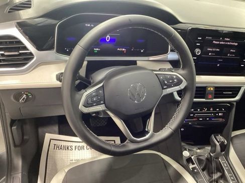 Used 2025 Volkswagen Taos SE w/ Panoramic Sunroof Package image 7