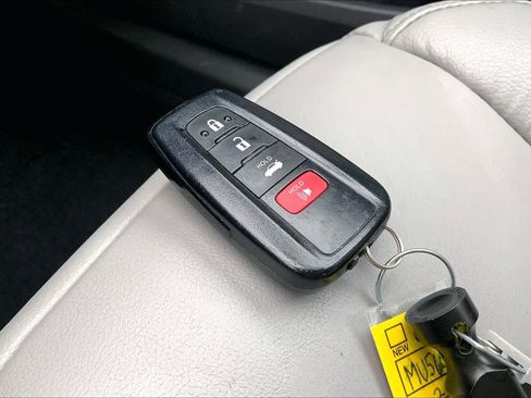 Used 2021 Toyota Camry XLE image 14