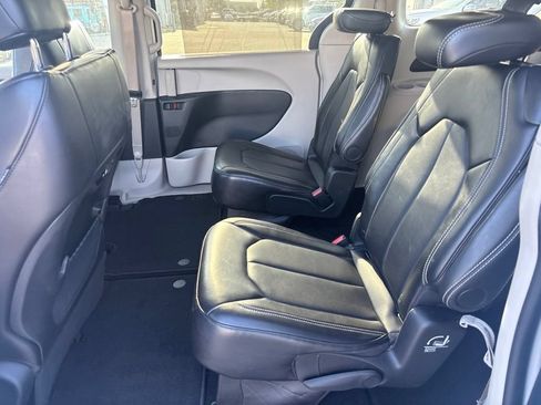 Used 2024 Chrysler Pacifica Touring-L FWD image 11
