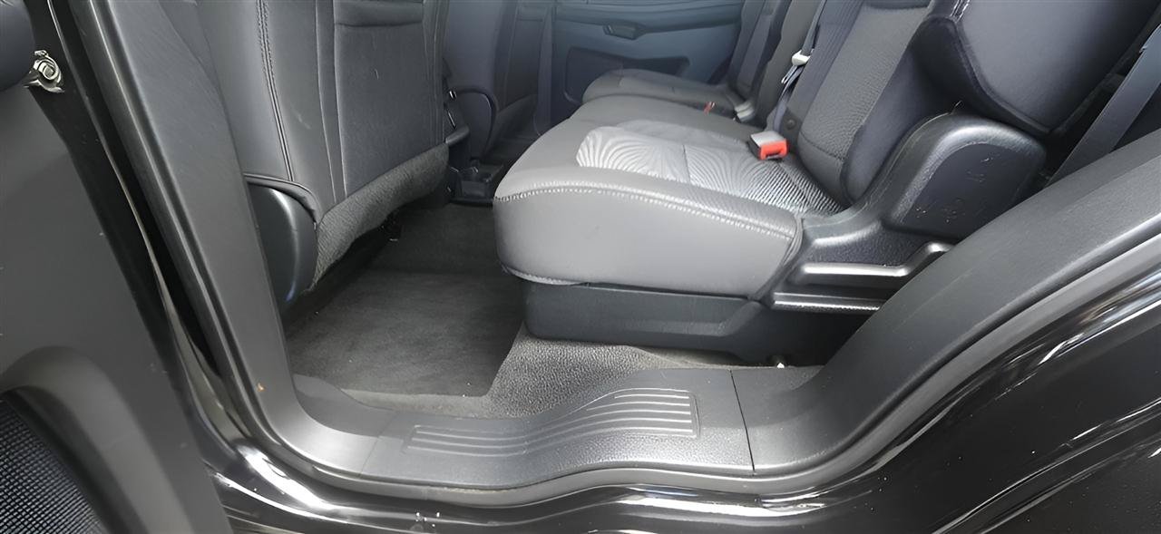 Used 2017 Ford Explorer XLT w/ Equipment Group 201A AWD/4WD image 24